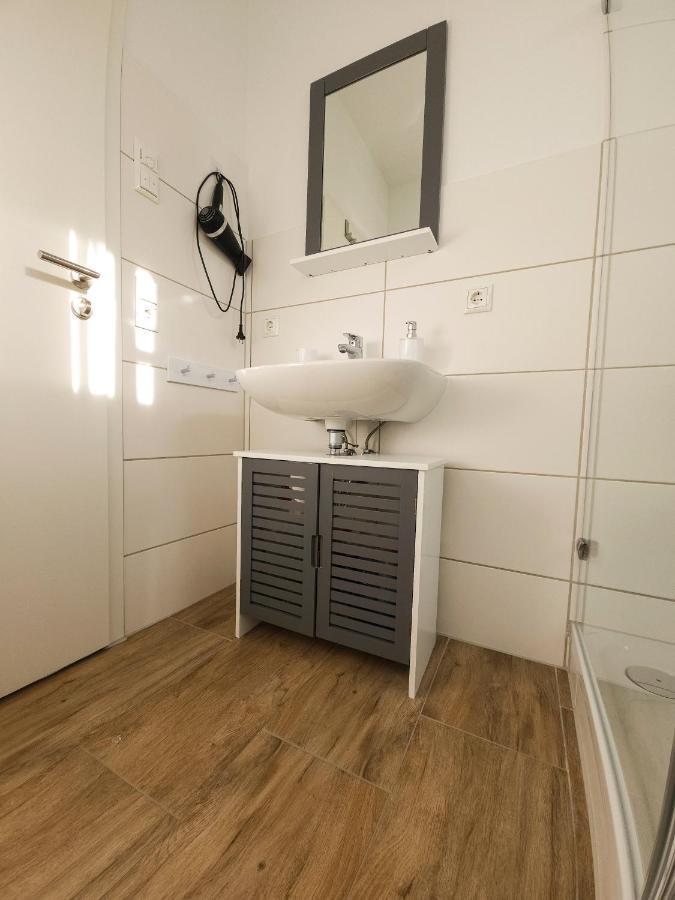Schoene Ferienwohnung 78M2, 3 Schlafzimmer, 2 Baeder, Zentrumnah, 1Og Erfurt Extérieur photo
